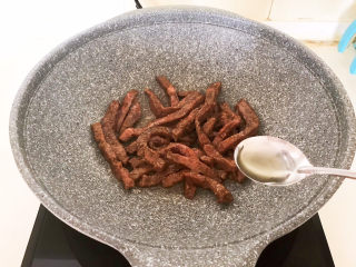 12、黑胡椒牛柳,加入苹果醋，翻炒均匀