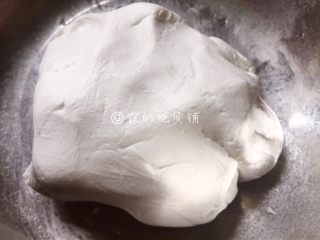 1、日式酱油团子,开水，少量多次的加入糯米粉中，最后揉成一个湿润但不粘手的面团。