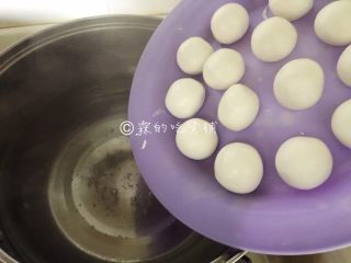 3、日式酱油团子,锅里放水，烧开，然后把圆子放入，小火慢煮。