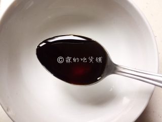 5、日式酱油团子,还可以把酱汁调好。两勺生抽，最好尽量使用日本酱油。