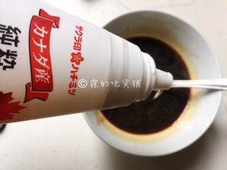 7、日式酱油团子,加入蜂蜜后搅匀，备用。因为大家使用的酱油和糖不一定相同，所以甜度和咸度也不会一样，这里建议尝尝味道，最后可以根据你的口味，哪种味道不够就再添加些。