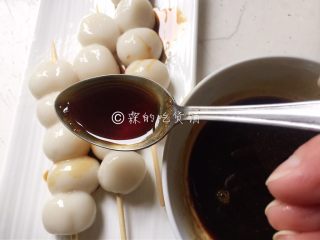 11、日式酱油团子,最后淋上刚才调好的酱油黑糖汁。