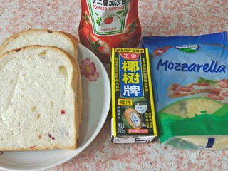 1、肉酱吐司披萨+椰汁营养早餐,准备好吐司，鸡蛋，椰汁，番茄酱，芝士