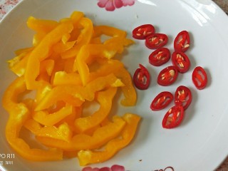 3、肉酱吐司披萨+椰汁营养早餐,黄色彩椒切丝，红辣椒切圈