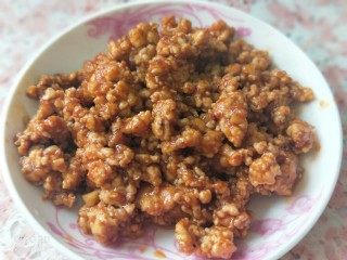 11、肉酱吐司披萨+椰汁营养早餐,翻炒好的肉酱出锅备用