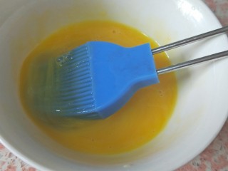 12、肉酱吐司披萨+椰汁营养早餐,鸡蛋打散调成蛋液