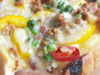 21、肉酱吐司披萨+椰汁营养早餐,大大的舀一口太满足了