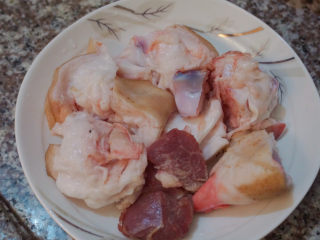 1、猪蹄黄豆玉米汤,菜市场买来猪蹄（记得叫老板去掉猪毛哇）