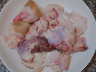 3、猪蹄黄豆玉米汤,洗干净沥干备用