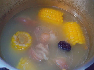 15、猪蹄黄豆玉米汤,这样的猪蹄黄豆玉米汤就熬好啦