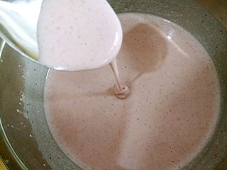 4、日式和果子,搅拌均匀至无颗粒粘稠状。玉米淀粉是用来降低糯米粉的粘性的，但不能加太多，加太多的话糯米粉会变得没弹性，吃起来口感不Q弹。因为豆沙馅已经很甜了，所以白糖根据个人口味适量加入就好。