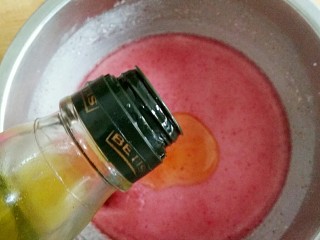 6、日式和果子,蒸好后趁热加入5g的橄榄油。