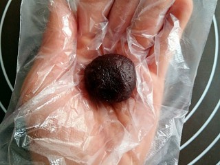 9、日式和果子,带一次性手套，将豆沙馅搓成圆球。
