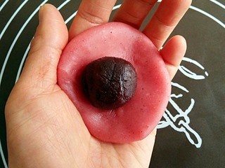 10、日式和果子,将糯米面剂压扁成面皮，在中间放入搓好的豆沙球。