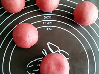 11、日式和果子,包成圆球。并压扁。