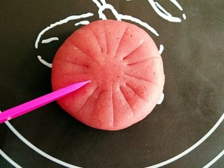 12、日式和果子,压扁后用工具做出自己喜欢的图案。