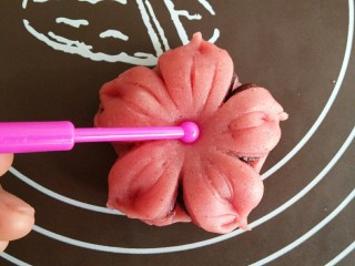 15、日式和果子,花瓣捏起，在中间点个窝。