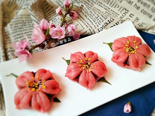 17、日式和果子,装饰上桂花和黑芝麻，装盘。