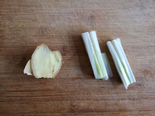 3、腌笃鲜,葱白切段，姜切片。
