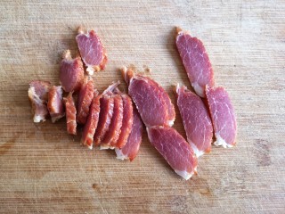 4、腌笃鲜,火腿切片。