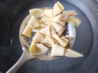 6、腌笃鲜,千张结焯好后沥水捞出。