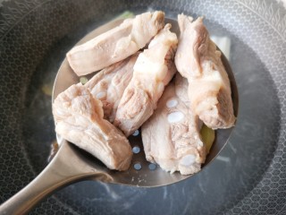 8、腌笃鲜,沥水捞出。