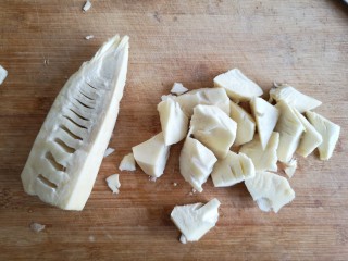 9、腌笃鲜,春笋去皮切滚刀块。