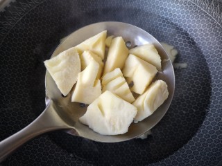 11、腌笃鲜,沥水捞出。