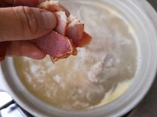 13、腌笃鲜,将排骨下锅，再加入火腿笃40分钟。