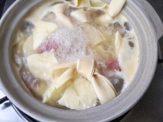 15、腌笃鲜,下入千张结。