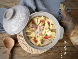 17、腌笃鲜,上桌前可以撒一些葱绿做点缀。