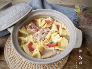 18、腌笃鲜,腌笃鲜有别于普通肉汤，鲜得别具一格，经过这有些重口味的肉汤浸润洗礼，春笋的涩味也变得荡然无存，只剩下甘甜清新让人回味。