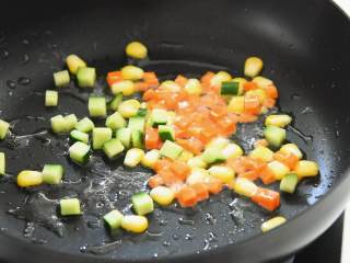 1、简易蛋包饭—黄金满兜的好运蛋包饭，你必须了解一下,热锅冷油，放入配菜，翻炒至8成熟