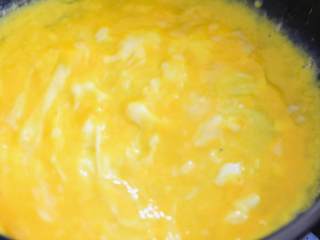 3、简易蛋包饭—黄金满兜的好运蛋包饭，你必须了解一下,蛋液倒入锅中，中小火慢煎铺平至边缘有点微微翘起。