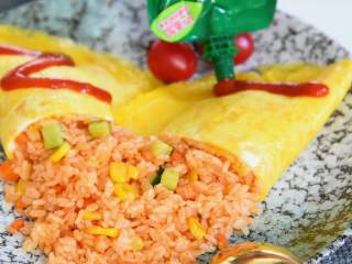 5、简易蛋包饭—黄金满兜的好运蛋包饭，你必须了解一下,对半切开，涂上番茄酱~