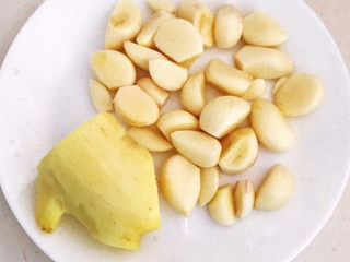 2、韩式辣白菜,大蒜和鲜姜削皮清洗干净