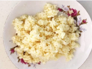 3、韩式辣白菜,大蒜切成末