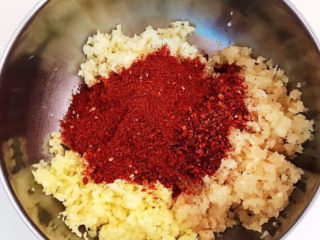 8、韩式辣白菜,加入粗辣椒粉和细辣椒粉