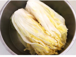 17、韩式辣白菜,腌制好的白菜出了很多水，白菜帮变软