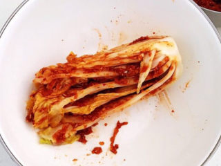 20、韩式辣白菜,取一块腌好的白菜，在每个叶片里面抹上一层厚厚的辣酱