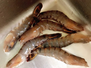 1、虾仁豇豆蒸蛋,准备好黑虎虾