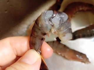 2、虾仁豇豆蒸蛋,去头