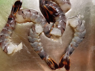 3、虾仁豇豆蒸蛋,剥壳,尾巴的壳可以留下