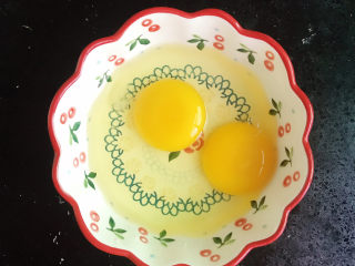 4、虾仁豇豆蒸蛋,鸡蛋打入碗中