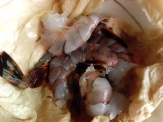 5、虾仁豇豆蒸蛋,虾仁用厨房纸巾拭干水分