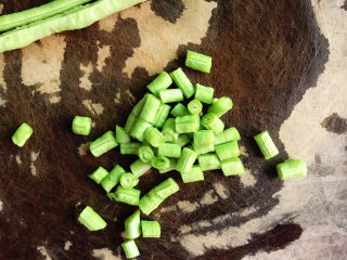 6、虾仁豇豆蒸蛋,豇豆洗干净后切粒