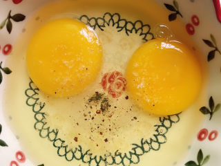 7、虾仁豇豆蒸蛋,鸡蛋中放盐和黑胡椒粉