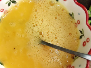 8、虾仁豇豆蒸蛋,打散