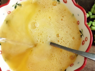 9、虾仁豇豆蒸蛋,加入和蛋液等量的温水