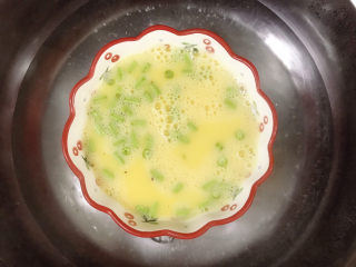 11、虾仁豇豆蒸蛋,放入蒸锅中